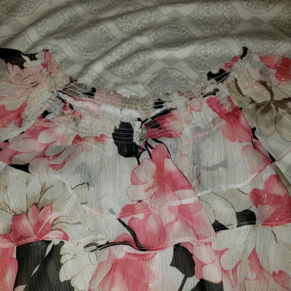 WHBM Ruffle Off/On Shoulder Top - Picture 3 of 4
